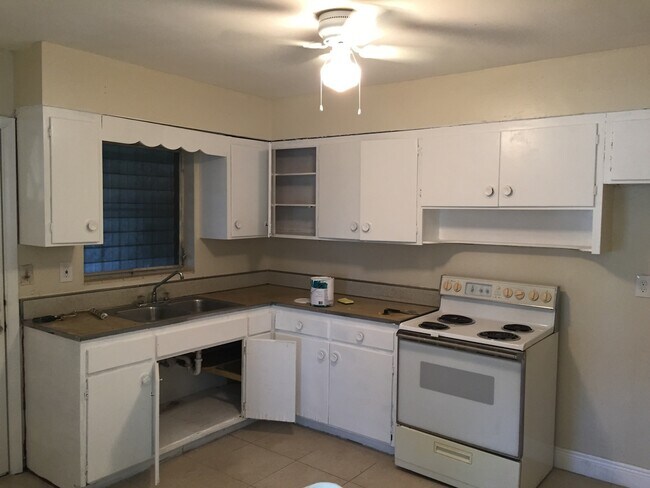 Building Photo - Large 3-2 with a carport