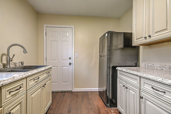 Building Photo - 214 Taylor Ave