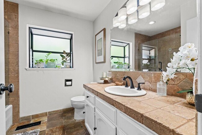 Building Photo - Stunning home located is sought after Northgate!