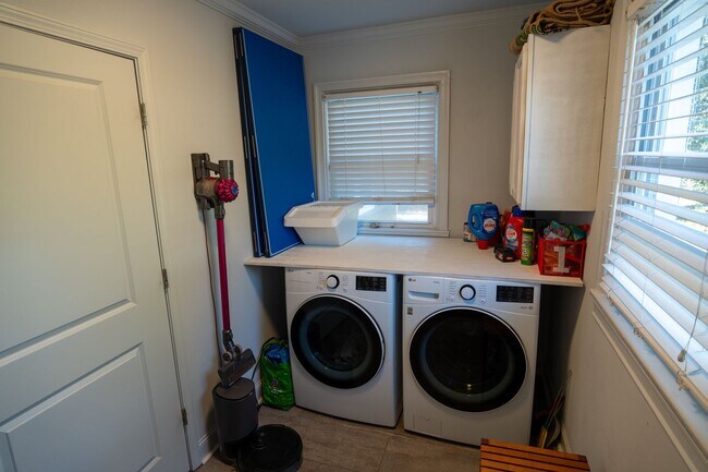 Building Photo - Charming 3 bedroom/ 2 bathroom in Normaltown, Home Close to UGA and Hospitals!