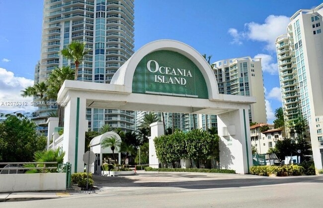 Building Photo - 16500 Collins Ave