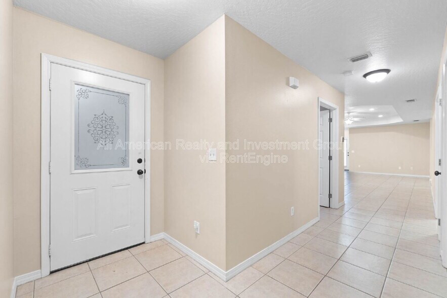 Building Photo - 12 Roserita Pl