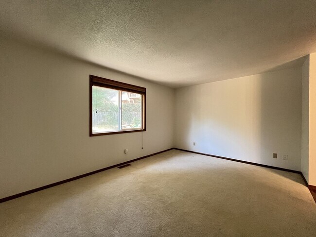 Building Photo - Charming Single-Level Home with Multiple Living Areas and Spacious Backyard Retreat