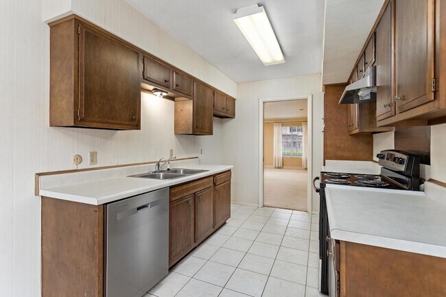 Building Photo - 5960 Townhouse Ln