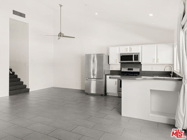 Building Photo - 1472 S Camino Real