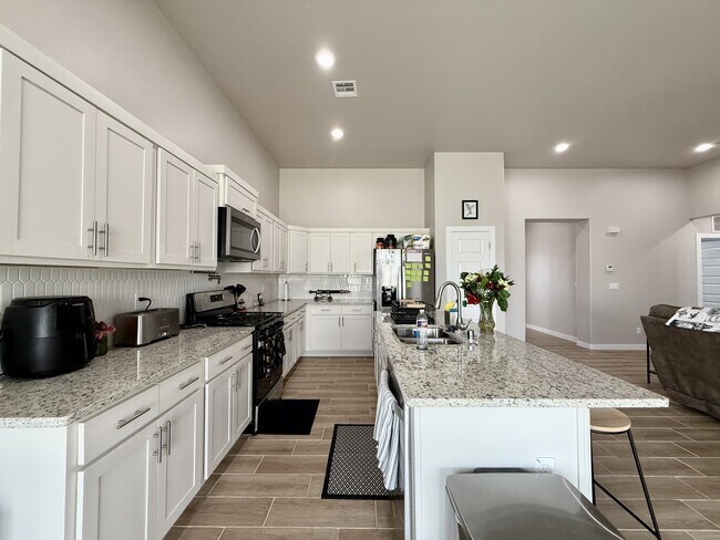 Building Photo - 51069 Purple Mat Ave