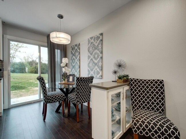 Building Photo - 202 S College St