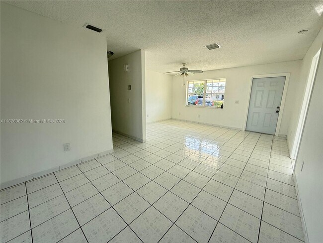 Building Photo - 548 SW 17th Ave