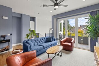 Building Photo - Modern, Stylish Furnished Townhome in Down...