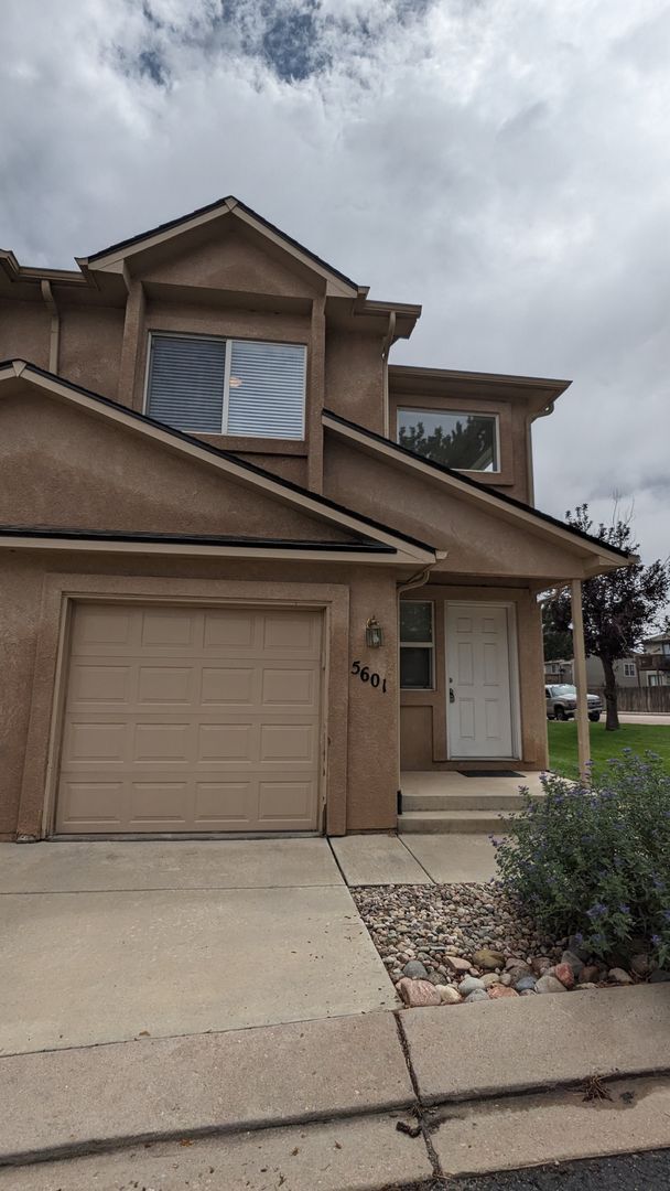 Building Photo - 3 BED/2.5 BATH TOWNHOME IN UNIVERSITY VILL...