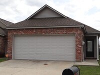 Building Photo - Beautiful Home for Lease in Maple Leaf Sub...