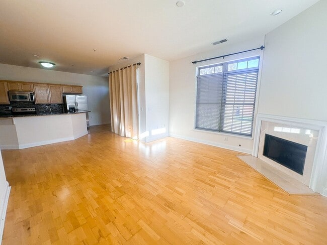 Building Photo - 450 E Ohio Unit 117