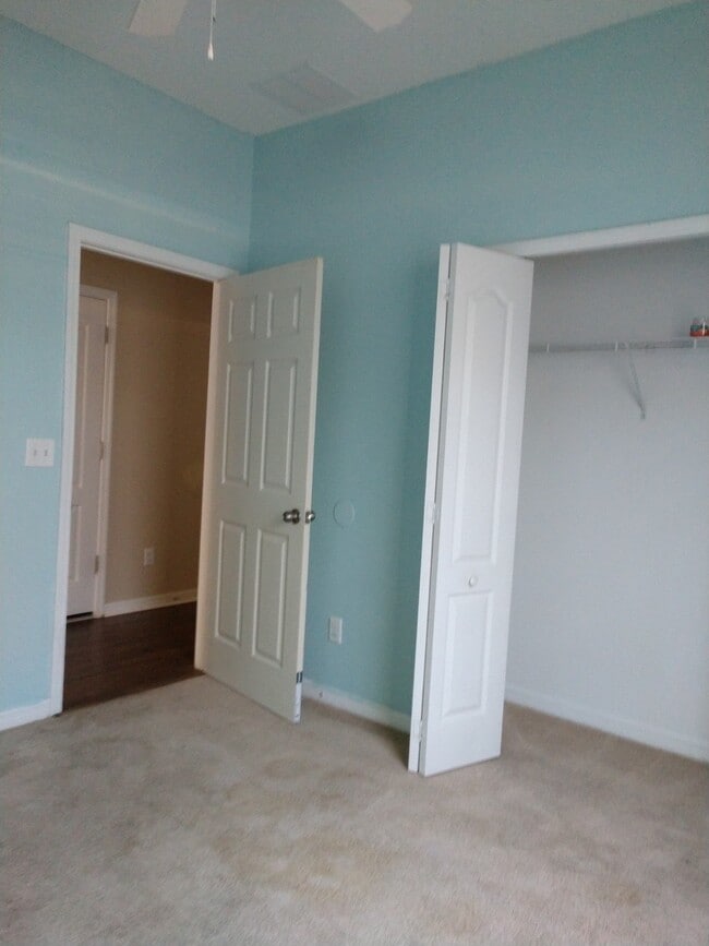 Building Photo - Spacious 3 bedroom, 2 bath corner unit.