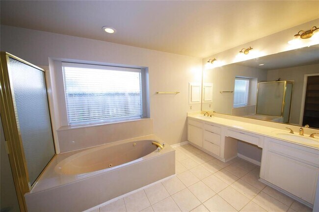 Building Photo - 14814 Forest Trails Dr