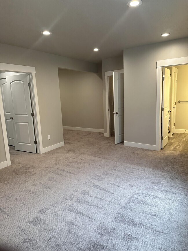 Building Photo - 8703 N Riviera Alley
