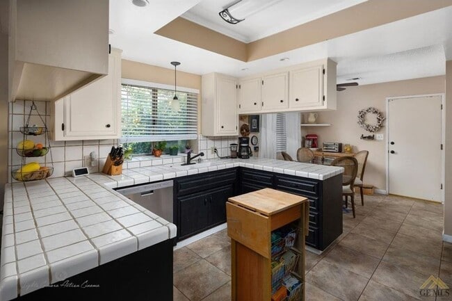 Building Photo - 3 BEDROOM, 2 BATH HOME IN THE OAKS, SW