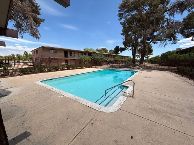 Building Photo - Charming 1Bed/1Bath First-Level Condo!
