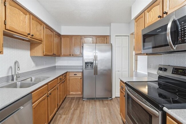 Building Photo - 2201 Coach House Blvd