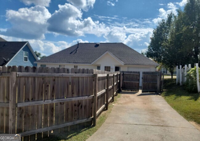 Building Photo - 403 Foot Log Ln