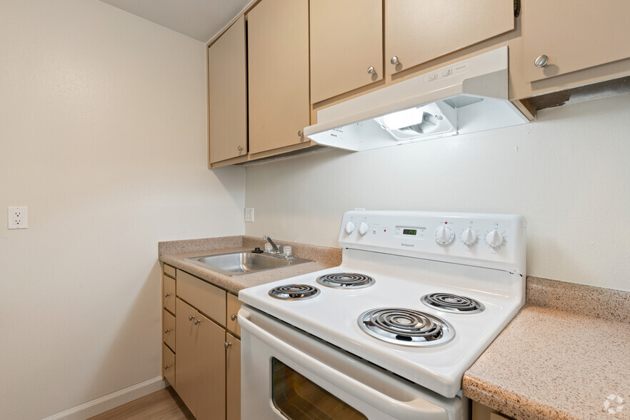 Junior, 1BR, 1BA - 380SF - River Parkway Apartments