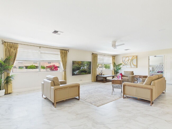 Building Photo - Luxury Awaits with Designer Details