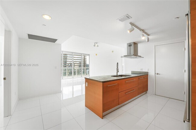 Building Photo - 495 Brickell Ave
