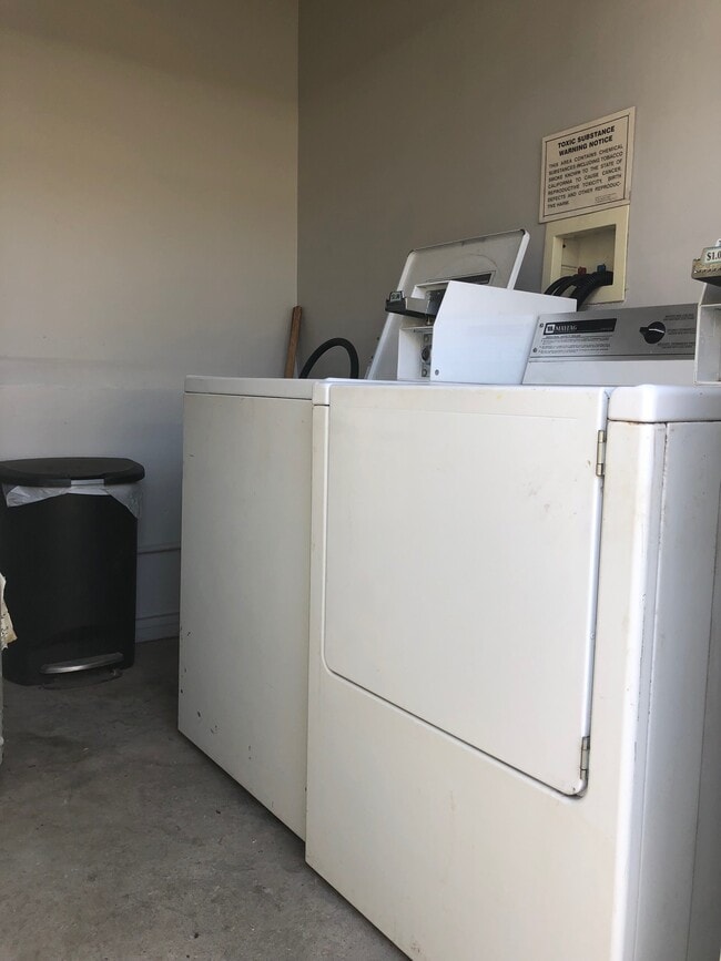 laundry room on site - 2326 Oak St