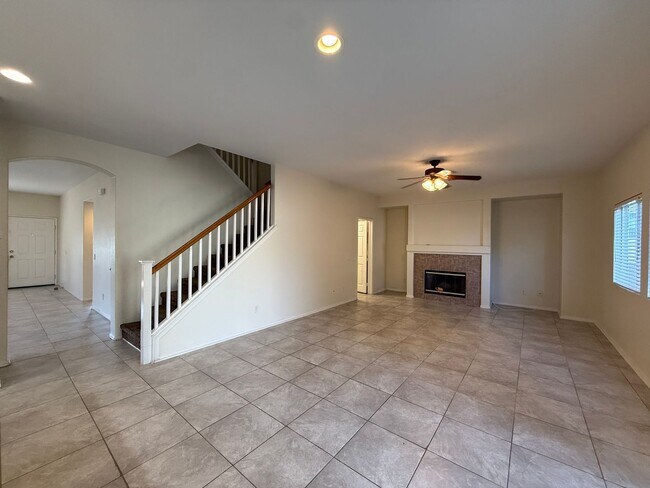 Building Photo - Lancaster 5 Bed + 3 Bath! Available Now