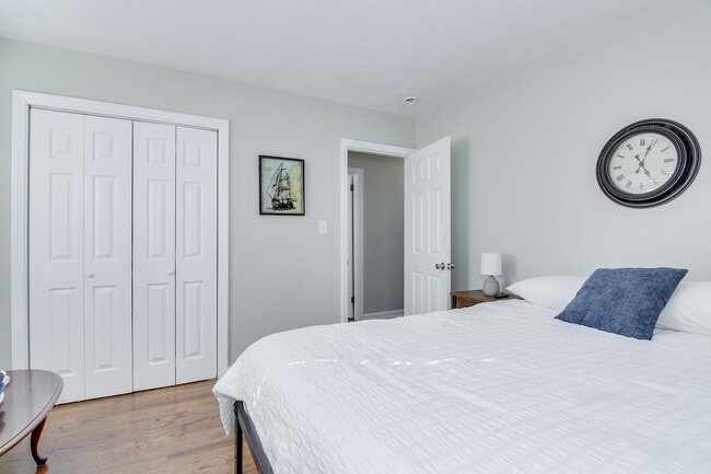 Building Photo - 2426 Brentwood Pl