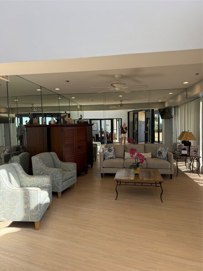 Building Photo - 7700 Seawall Blvd