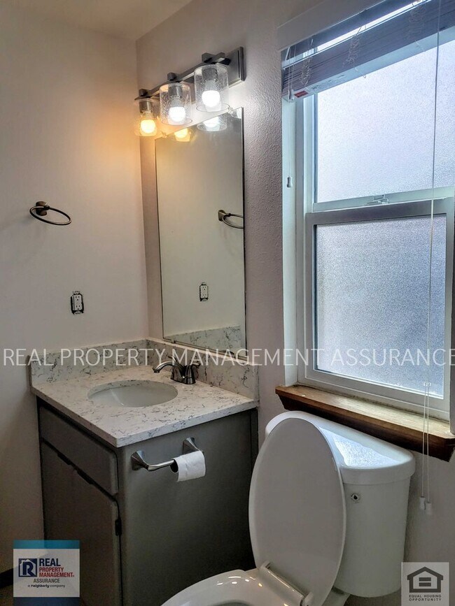 Building Photo - Charming 3 Bedroom Home With A 2 Car Garage!!