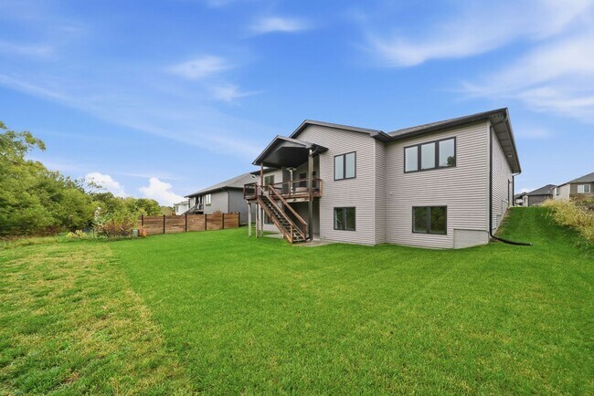 Building Photo - Awesome 4 Bedroom LIKE NEW!