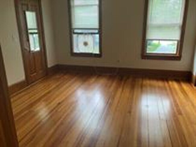 Building Photo - 209 Roxbury St