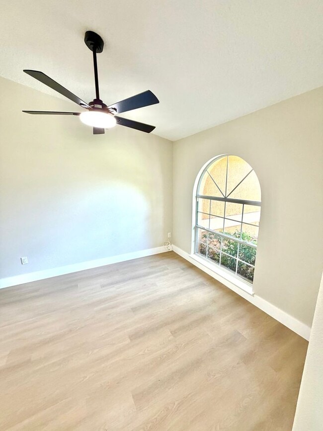 Building Photo - Beautiful Remodeled/Renovated 3/2/2 with Large Screen Porch
