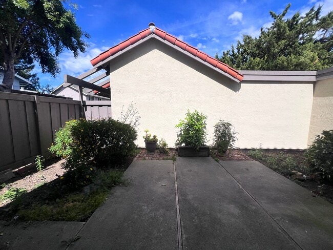 Building Photo - BRIGHT & SPACIOUS 3BD/2BA TOWNHOME IN PLEASANTON CA!!!