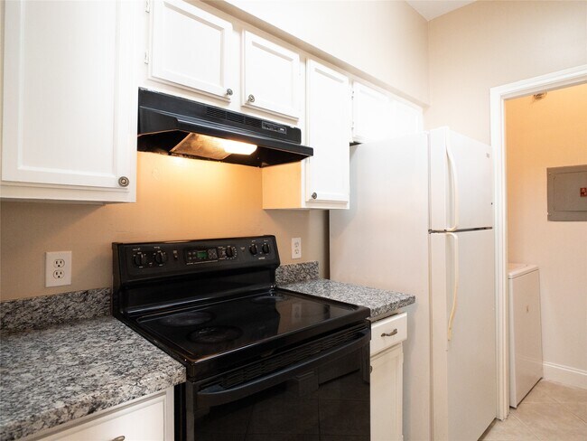 Building Photo - 6500 Harbor Town Dr