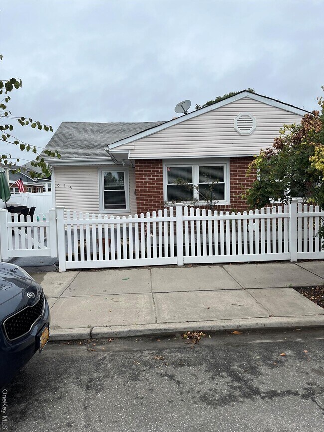 Primary Photo - 615 W Walnut St