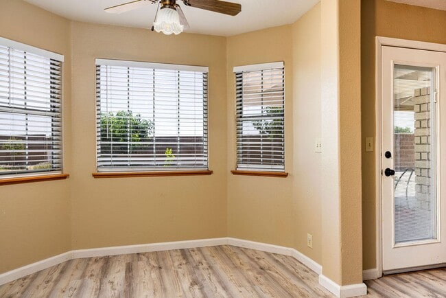 Building Photo - NORTHWEST SOLAR HOME - AVAILABLE NOW!!