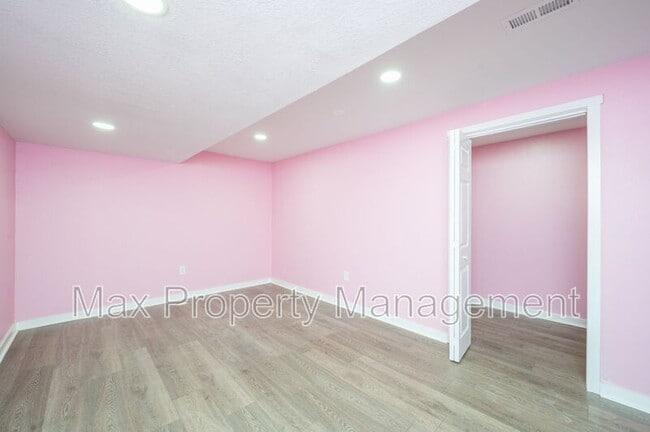 Building Photo - 425 SE Willow Run Ln