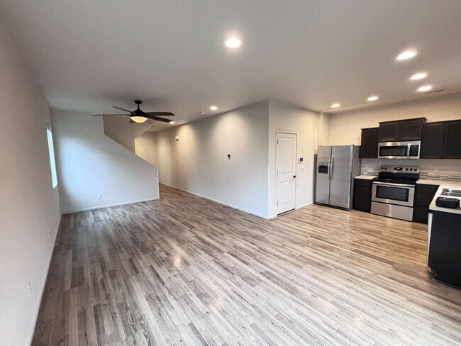 Building Photo - MOVE-IN SPECIAL!