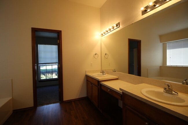 Building Photo - Beautiful Home in Edmond Community