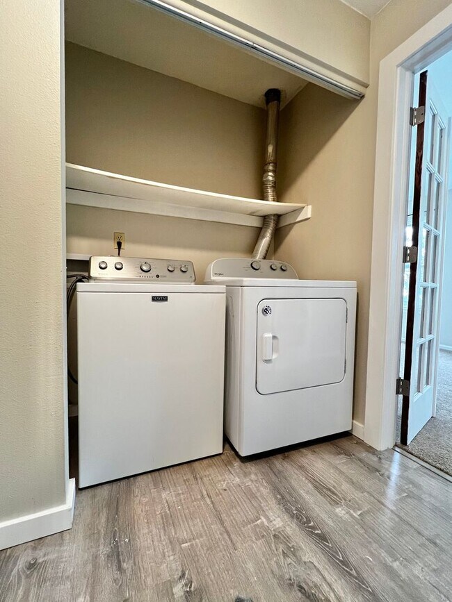 Building Photo - Charming 2 Bed 1.5 Bath Townhome in West F...