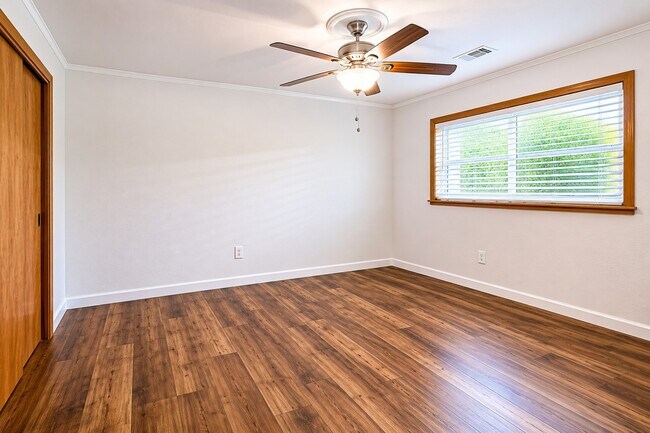 Building Photo - 804 Merry Ln