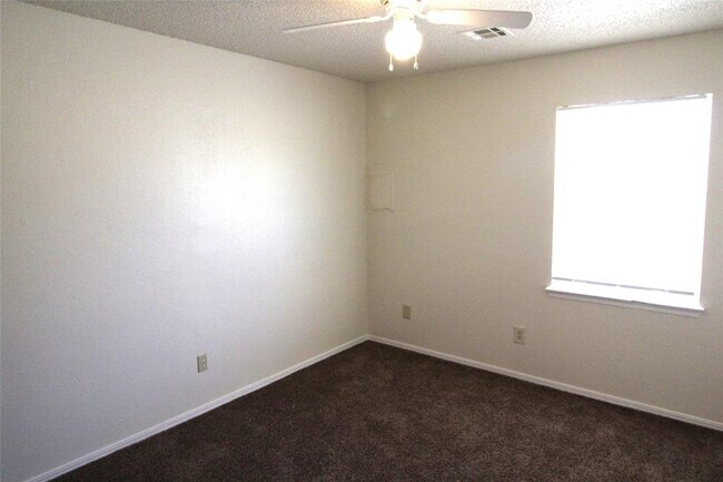 Building Photo - 304 Chalmette Dr