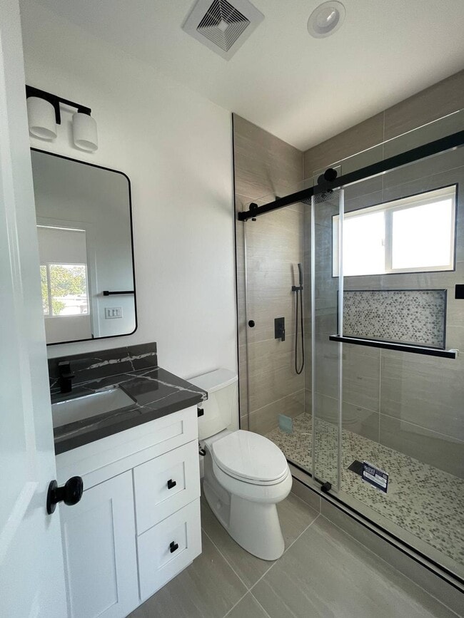 Building Photo - 540 W Elm Ave