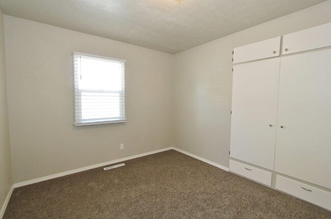 Building Photo - Charming Single-Level Home on the Bench