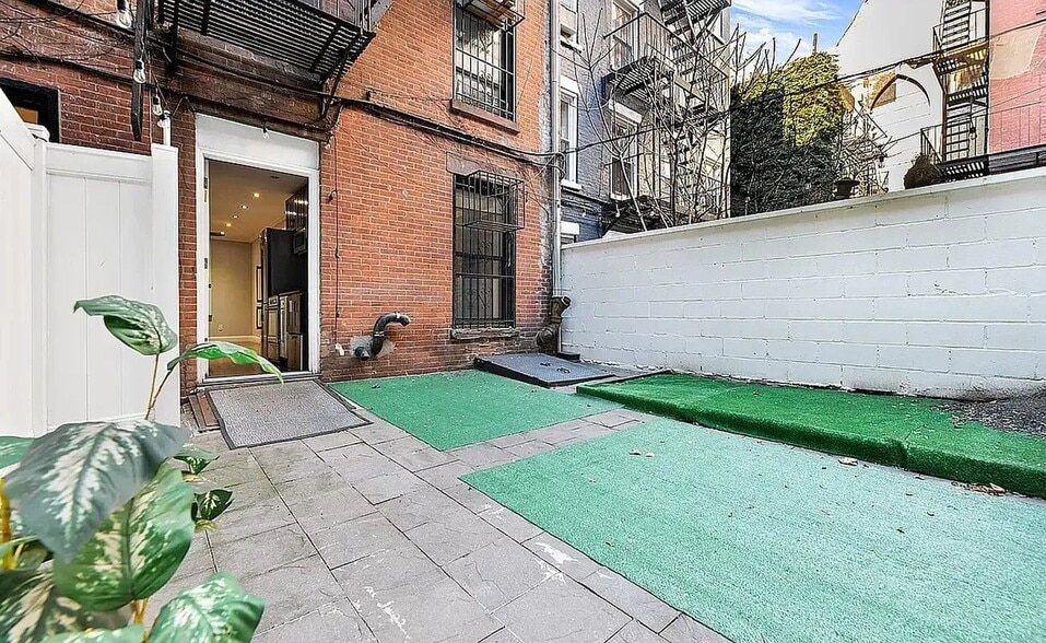 Building Photo - 127 E 7th St