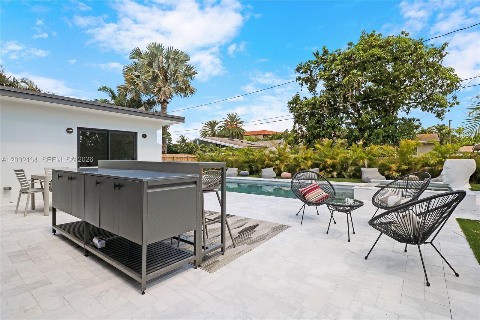 Building Photo - 811 NE 17th Ct