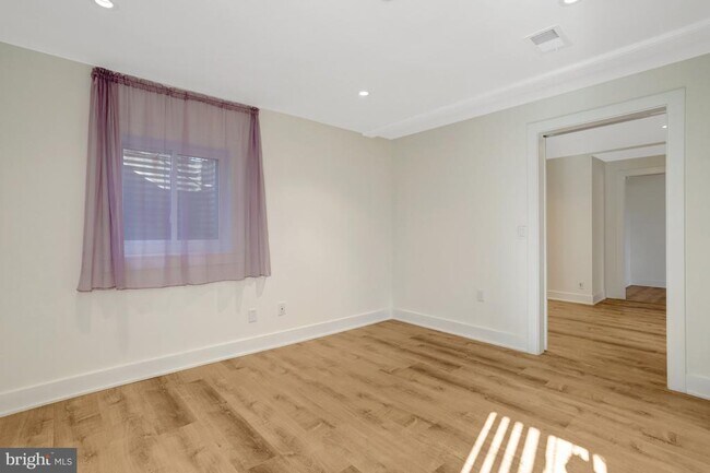 Building Photo - 6120 Beachway Dr