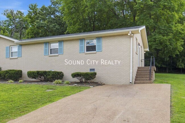 Building Photo - 923 Oak Vale Dr